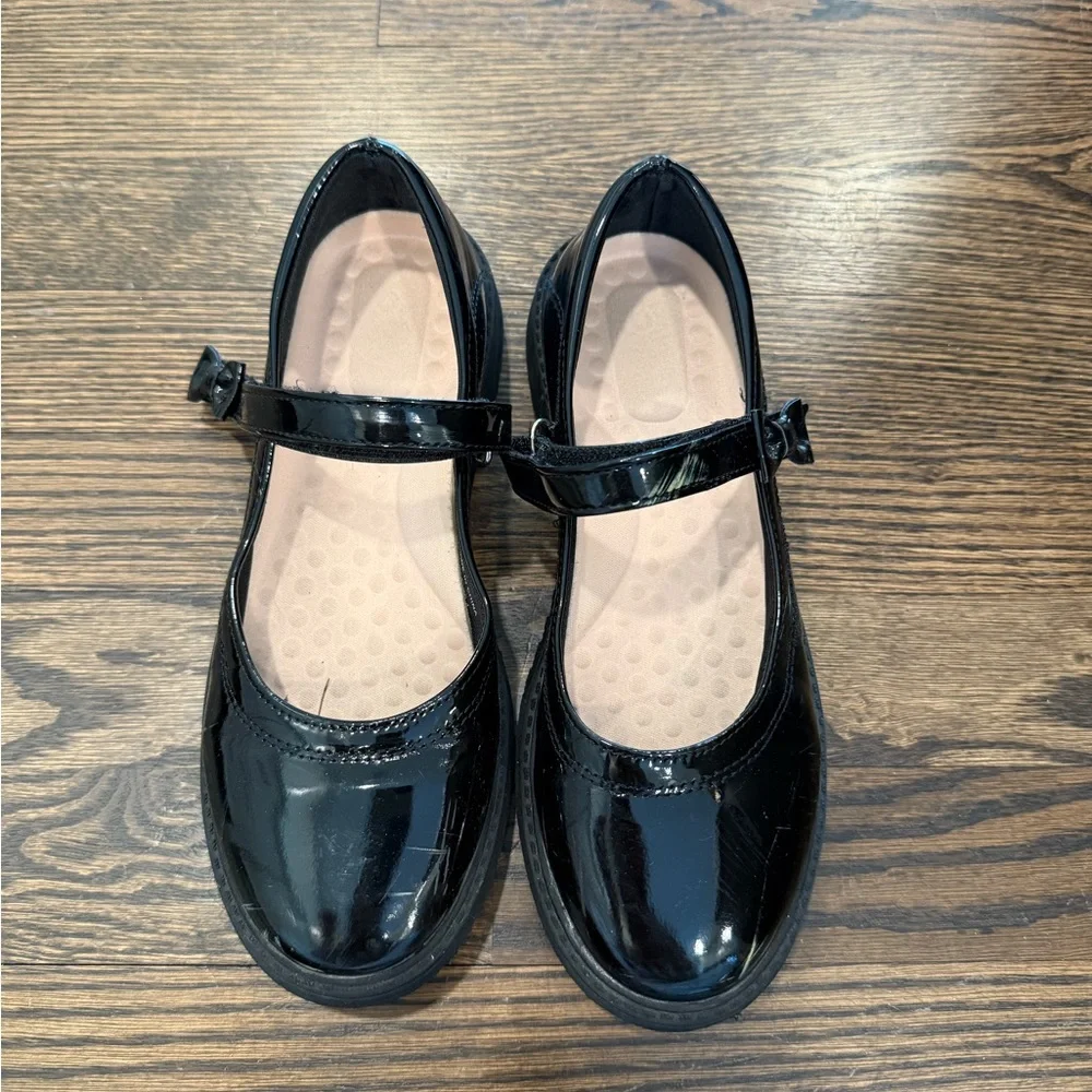 Mary Jane patent leather shoe EUC